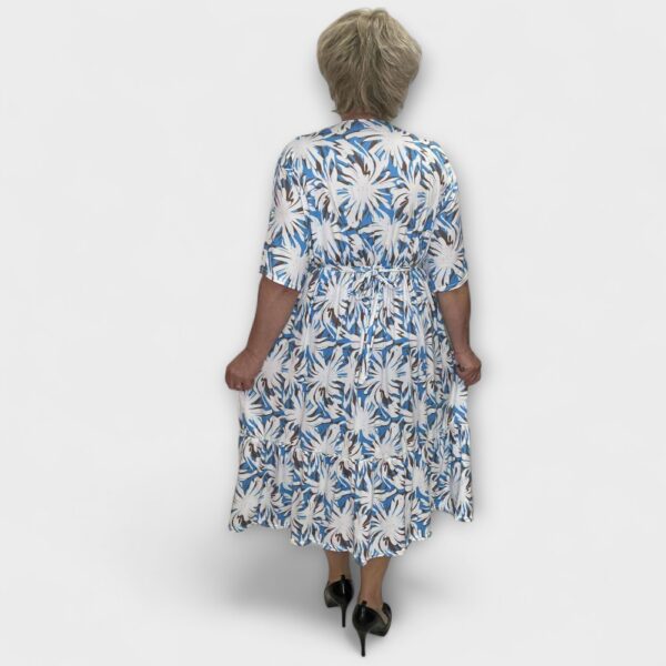 KL.949 - Pikk valge sinisekirju lillemustriga hõlmiklõikega keskelt vööga kleit "Lisette" - Image 3