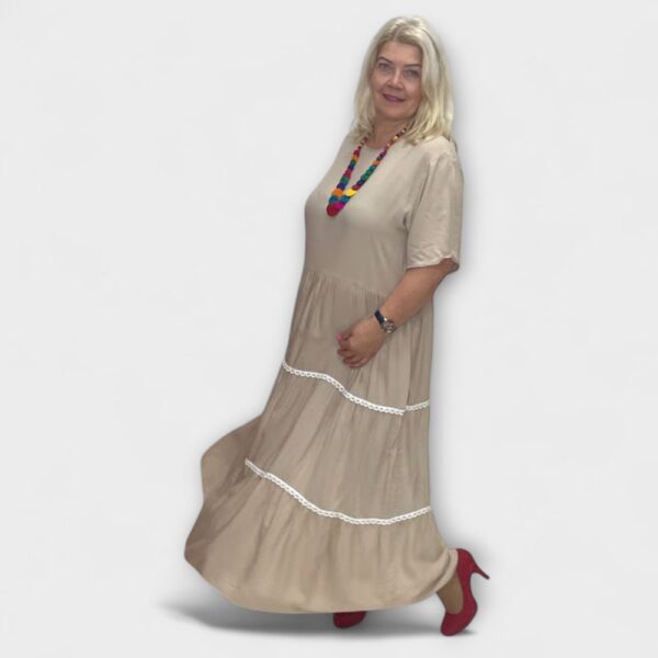 KL.034 - Beež keskelt läbilõikega alt satsiline ja pitsiline maksikleit "Gloria" - Image 3