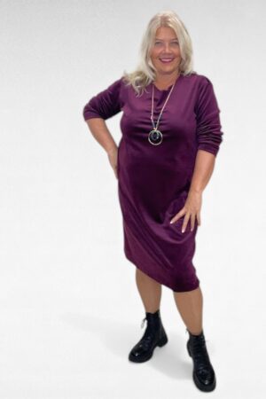 KL.891 - Pehme igapäevane veluursametist kaelakeega kleit