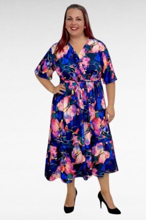 KL.958 - Pikk erksinise ja roosakirju liblikamustriga hõlmiklõikega vööga kleit "Mariela"