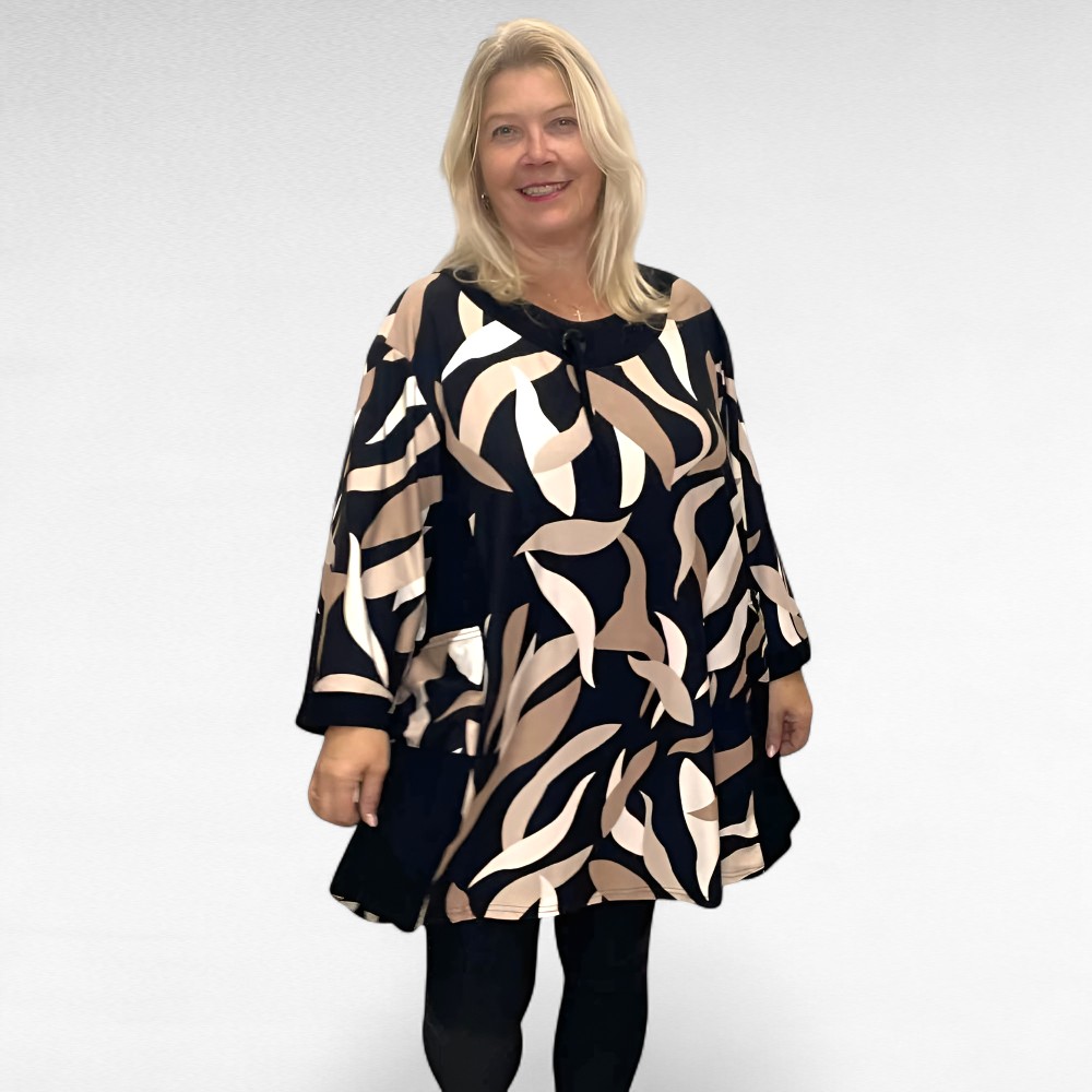 TU.523 - Mugav taskutega salendava lõikega beeži- ja mustakirju efektse mustriga tuunika