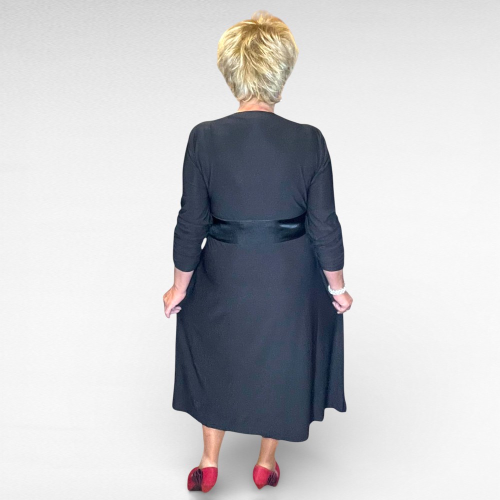 KL.667 - Pidulik must keskelt taljes hõlmiklõikega kleit "Inspirations" - Image 2