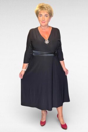 KL.667 - Pidulik must keskelt taljes hõlmiklõikega kleit "Inspirations"