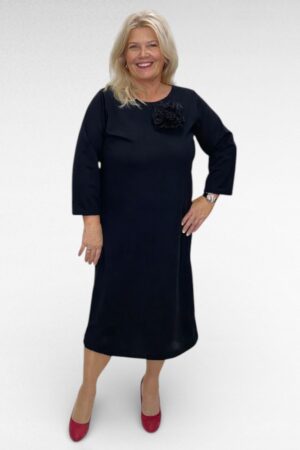 KL.025 - Must sirge lõikega rinna pealt suure rosetiga naiselik kleit