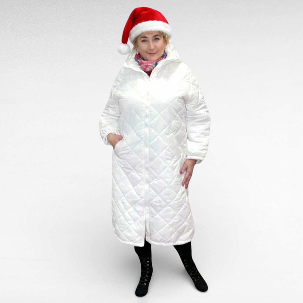 Valge tepitud materjalist kapuutsiga k/s mantel. Eest kinnitub lukuga, külgedel 2 taskut. Pikkus jääb natuke üle põlvede. Lukk käib lahti kahtepidi. Materjal: 1