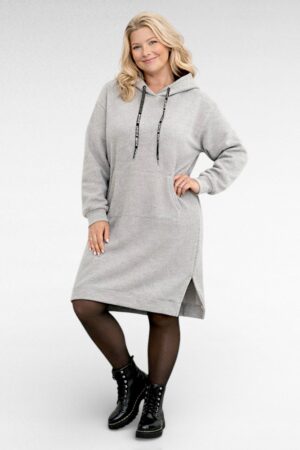 KL.691 - Soe stiilne kapuutsiga taskutega dresskleit "Siiri"