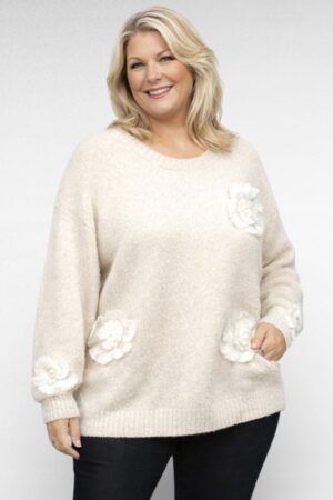 KU.030 - Pehme ivoryvalge pitsilise lillemustriga sviiter