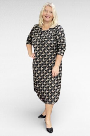 Geomeetrilise mustriga soojem taskutega kleit "Ulla" (KL.382)