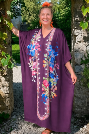 Tumelilla kirju lillemustriga pluss suurus pikk kaftankleit "Gypsie Blu" (KL.613)