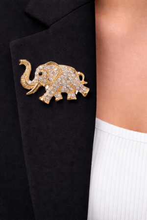 Sätendavate kivikestega kuldne elevandikujuline pross kinkekarbis