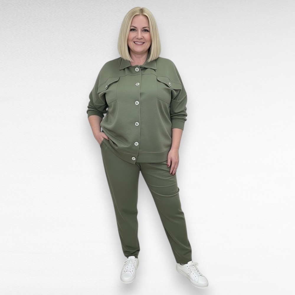 Avasta mugavus, mis ei tee järeleandmisi stiilis ✨ See 2-osaline  pluss suuruses naiste vabaajakomplekt toob sinuni Itaalia disaini parima – ajatu, enesekindel 