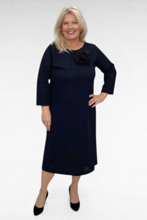 Must sirge lõikega rinna pealt suure rosetiga naiselik kleit (KL.025)