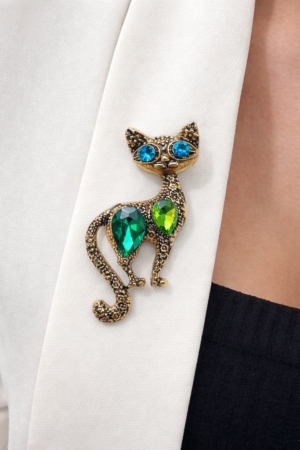 Sätendavate roheliste kivikestega kaunistatud kassikujuline pross kinkekarbis