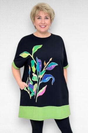 Lillemustriga taskutega pluss suuruses tuunika "Fly Out" (TU.091)