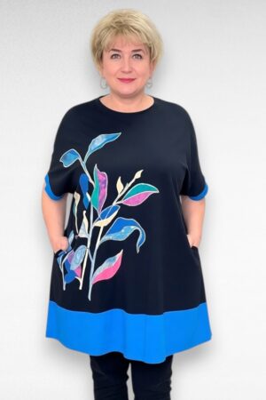 Must lillemustriga pluss suuruses taskutega tuunika "Fly Out" (TU.091)